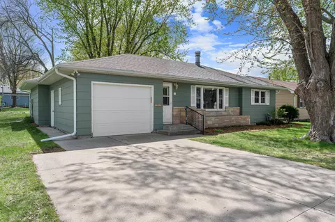 555 14th St NE, Owatonna, MN 55060