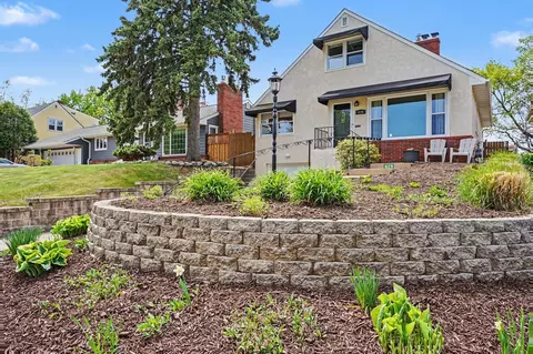 629 Saratoga St S, Saint Paul, MN 55116