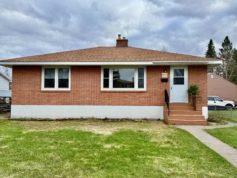 211 10th St NW, Chisholm, MN 55719