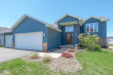 932 S Chestnut St, Belle Plaine, MN 56011