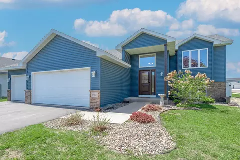 932 S Chestnut St, Belle Plaine, MN 56011