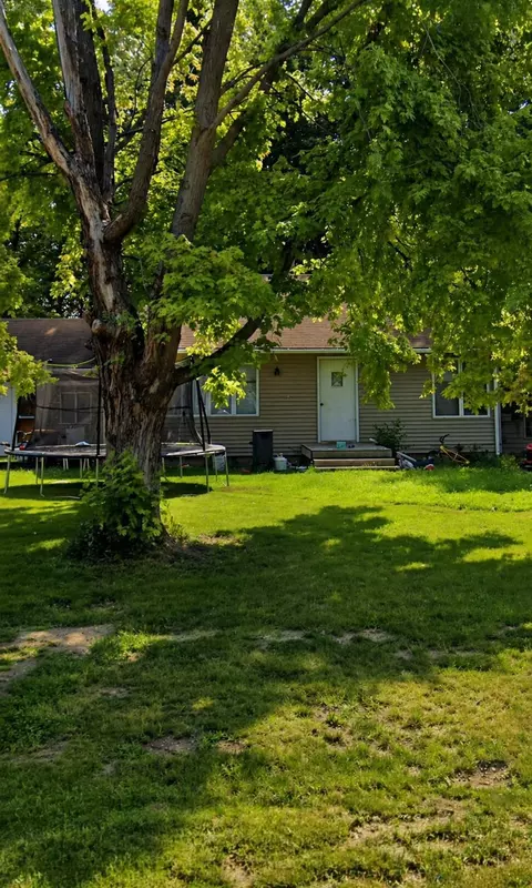 122 5th St, Clinton, MN 56225