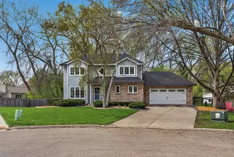 1289 Castle Ct, Golden Valley, MN 55427