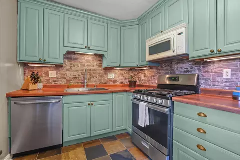Kitchen - 2693 5th St E, Maplewood, MN 55119 photo 3 of 4