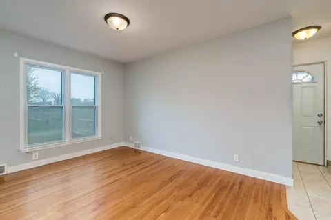 Living - 815 Barron Rd, Faribault, MN 55021 photo 5 of 6