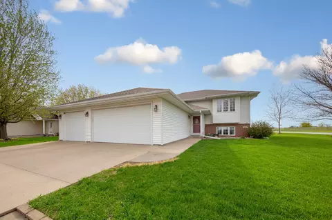 2101 Red Tail Ln, North Mankato, MN 56003