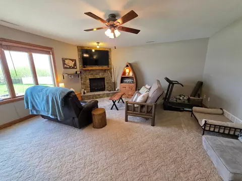 Living - 505 4th St SE, Plainview, MN 55964 photo 5 of 6