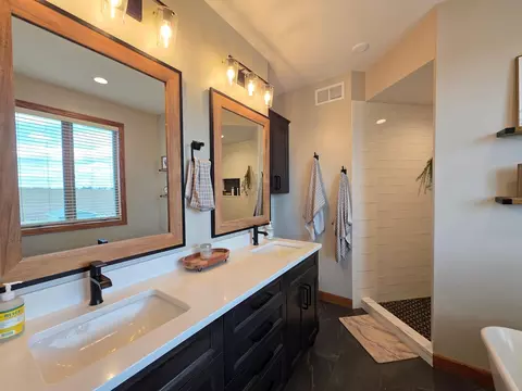 Bath - 505 4th St SE, Plainview, MN 55964 photo 1 of 6
