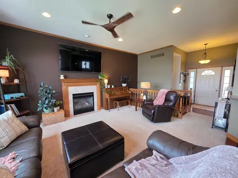 Living - 505 4th St SE, Plainview, MN 55964 photo 4 of 6