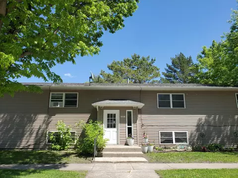 1221 S 15th St, Grand Forks, ND 58201