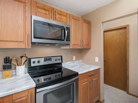 Kitchen - 1312 Deercliff Ln, Eagan, MN 55123 photo 3 of 3
