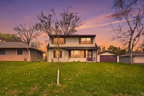 1697 Rose Pl, Roseville, MN 55113