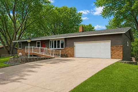 11004 Oak Knoll Ter N, Hopkins, MN 55305