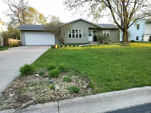 752 Lathrop Dr, Northfield, MN 55057