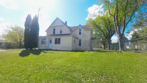 325 E Court St, Belle Plaine, MN 56011