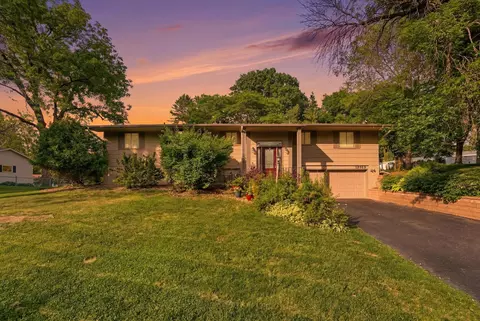 12913 Eagle Ridge Dr, Burnsville, MN 55337
