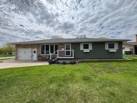 906 Willow Ave, Marshall, MN 56258