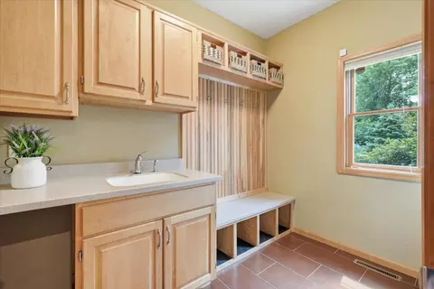 987 Parkview Ln, Hudson, WI 54016