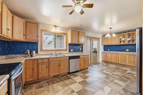 Kitchen - 833 Lewis Pl, Saint Cloud, MN 56301 photo 2 of 6