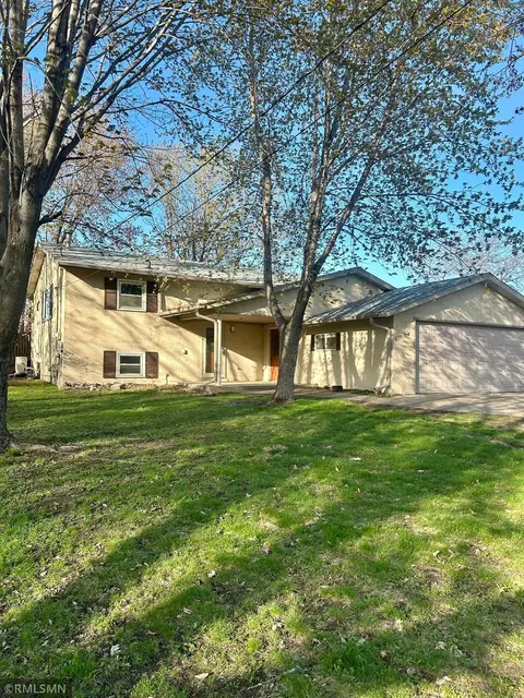 607 E River St, Monticello, MN 55362