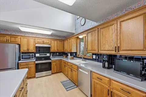 Kitchen - 14435 Pineview Dr, Becker, MN 55308 photo 4 of 6