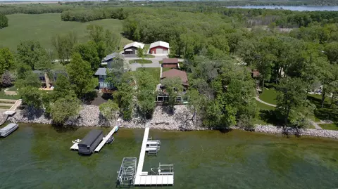 51216 Pelican Point Dr, Detroit Lakes, MN 56501