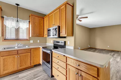 321 Summer Pl E, Maplewood, MN 55117 photo 4