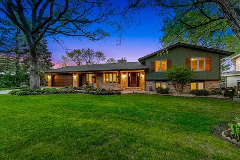 9885 Oak Shore Dr, Lakeville, MN 55044