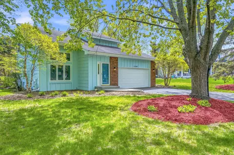 10247 Nottingham Trl, Eden Prairie, MN 55347