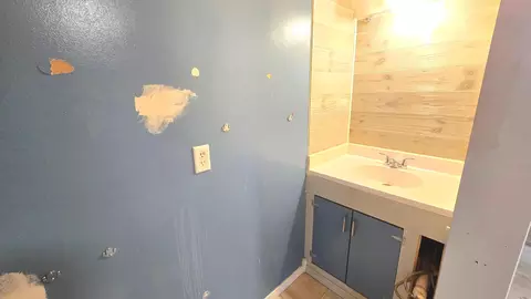 Bath - 1012 104th Ave NW, Coon Rapids, MN 55433 photo 3 of 3