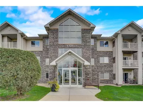 1321 Lake Dr W #111, Chanhassen, MN 55317