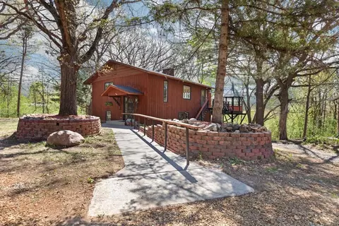327 Krattley Ln, Hudson, WI 54016