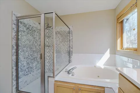 Bath - 4112 Havenhill Cir, Eagan, MN 55123 photo 2 of 5