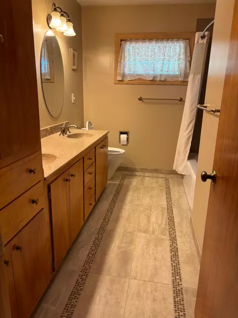 Bath - 824 Brown St, Jackson, MN 56143 photo 1 of 3