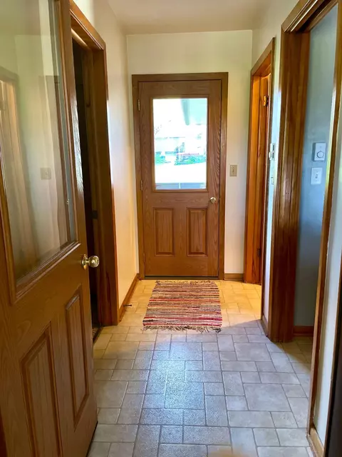 Entry Way - 824 Brown St, Jackson, MN 56143 photo 1 of 5