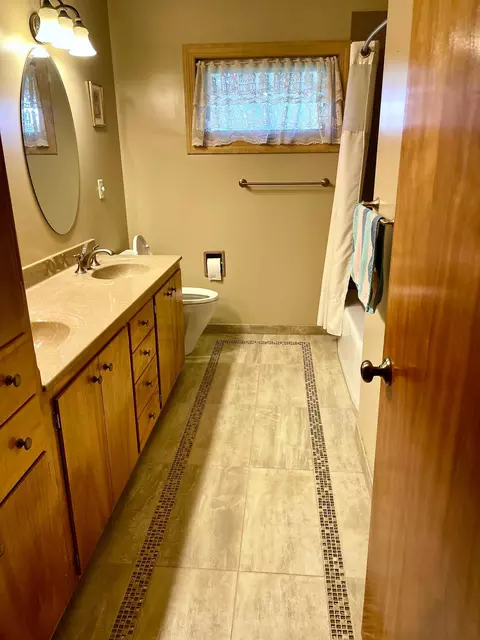 Bath - 824 Brown St, Jackson, MN 56143 photo 1 of 2