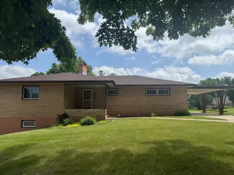Exterior - 824 Brown St, Jackson, MN 56143 photo 2 of 9