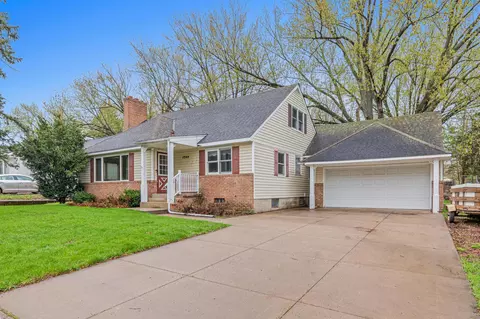 1244 Skillman Ave W, Roseville, MN 55113