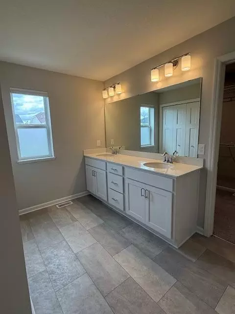 Bath - 4702 Cranesbill Rd, Minnetrista, MN 55331 photo 2 of 4