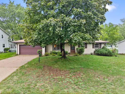 2245 Mapleview Ave, Maplewood, MN 55109