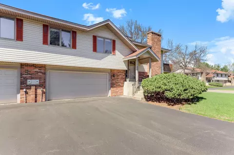 5653 Chatsworth St N, Shoreview, MN 55126