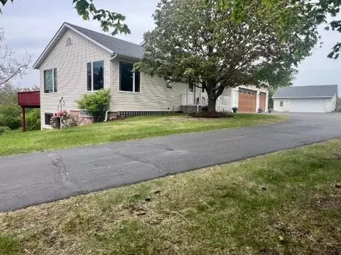 765 Oriole Ln, Hudson, WI 54016