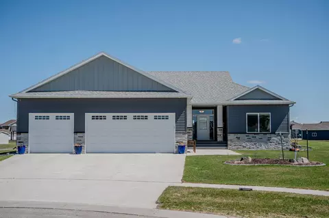 5594 43rd St S, Fargo, ND 58104