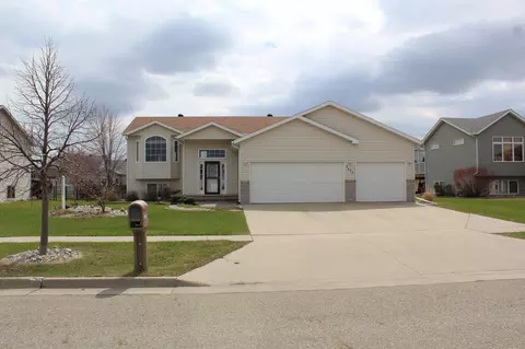 1611 Oakwood Dr, West Fargo, ND 58078