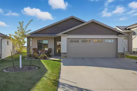 3321 Maple Leaf Loop S, Fargo, ND 58104