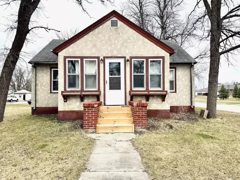 513 Lake St NE, Warroad, MN 56763