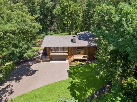 8 Sandpiper Ln, North Oaks, MN 55127