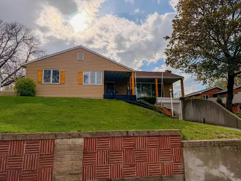 Exterior - 821 Park St, Jackson, MN 56143 photo 2 of 3