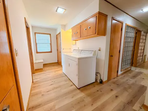 Entry Way - 821 Park St, Jackson, MN 56143 photo 2 of 4
