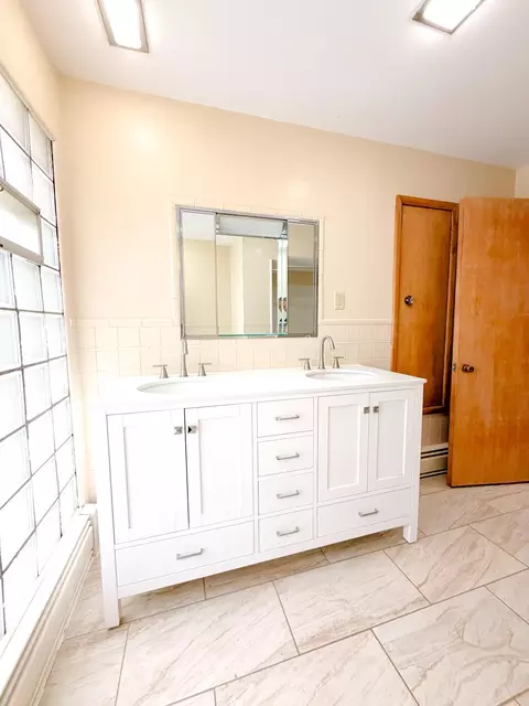 Bath - 821 Park St, Jackson, MN 56143 photo 3 of 6